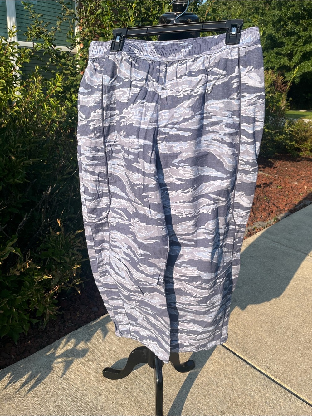 Ladies pull on BDG Urban Outfitters pull on large blue gray camo pants